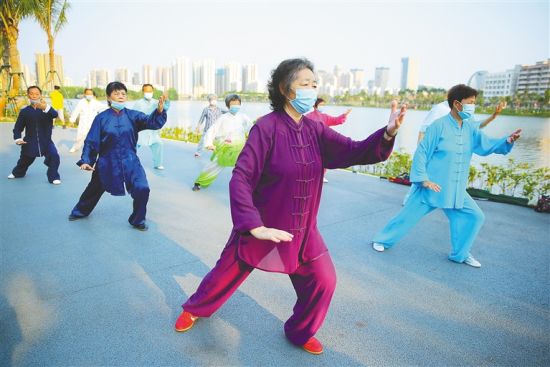 2020年4月21日，海口市红城湖公园，老年人在练习太极拳。 张茂 摄