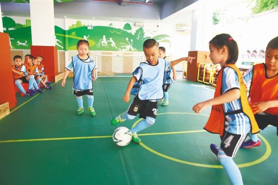 　2017年6月30日，海口市中心幼儿园的孩子们在参加三人制足球赛。 张茂 摄